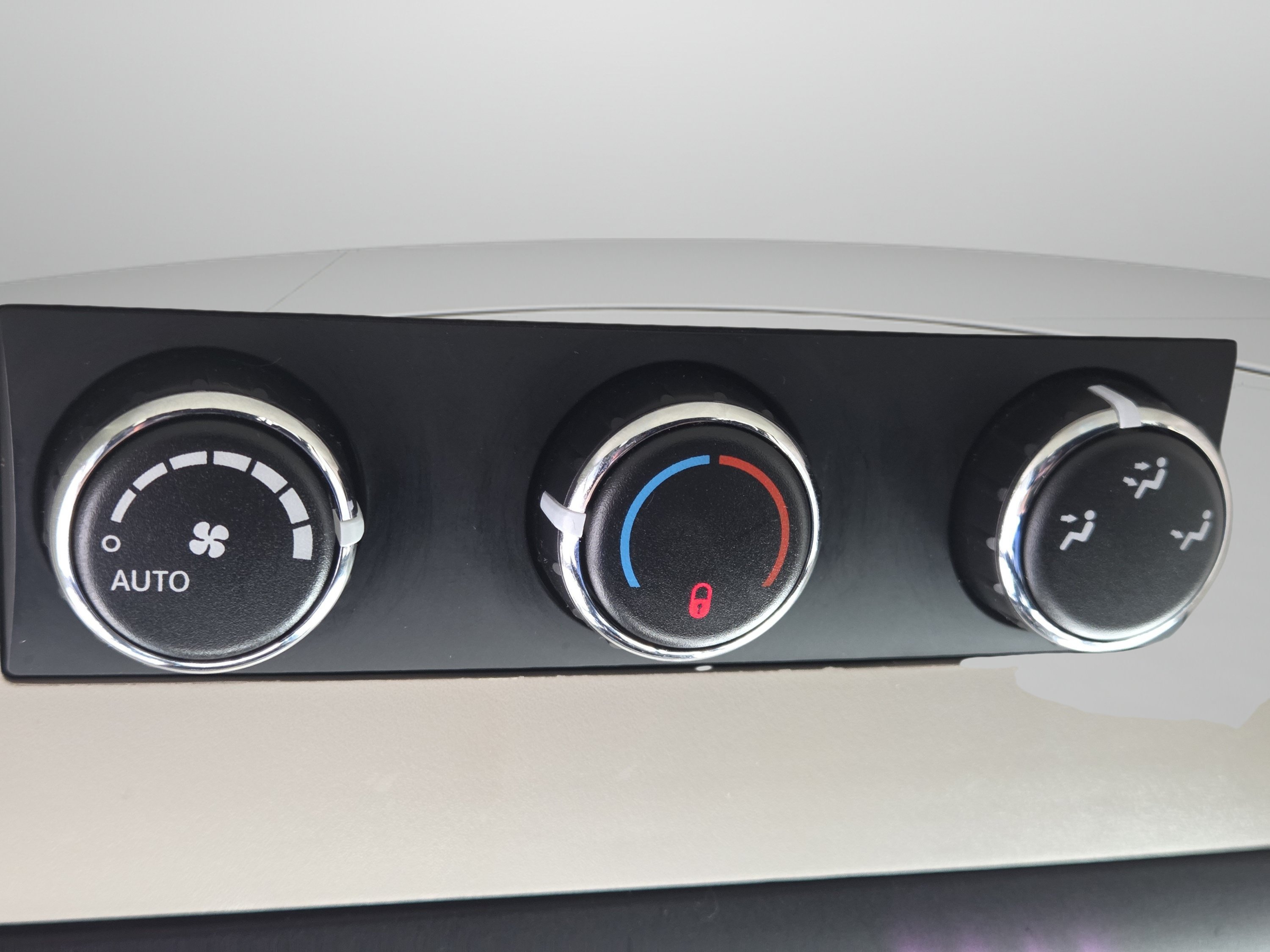 Used 2015 Chrysler Town & Country Touring FWD image 29