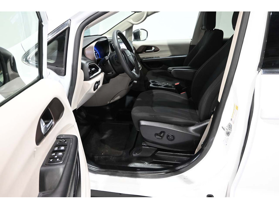 Used 2024 Chrysler Voyager LX FWD image 13