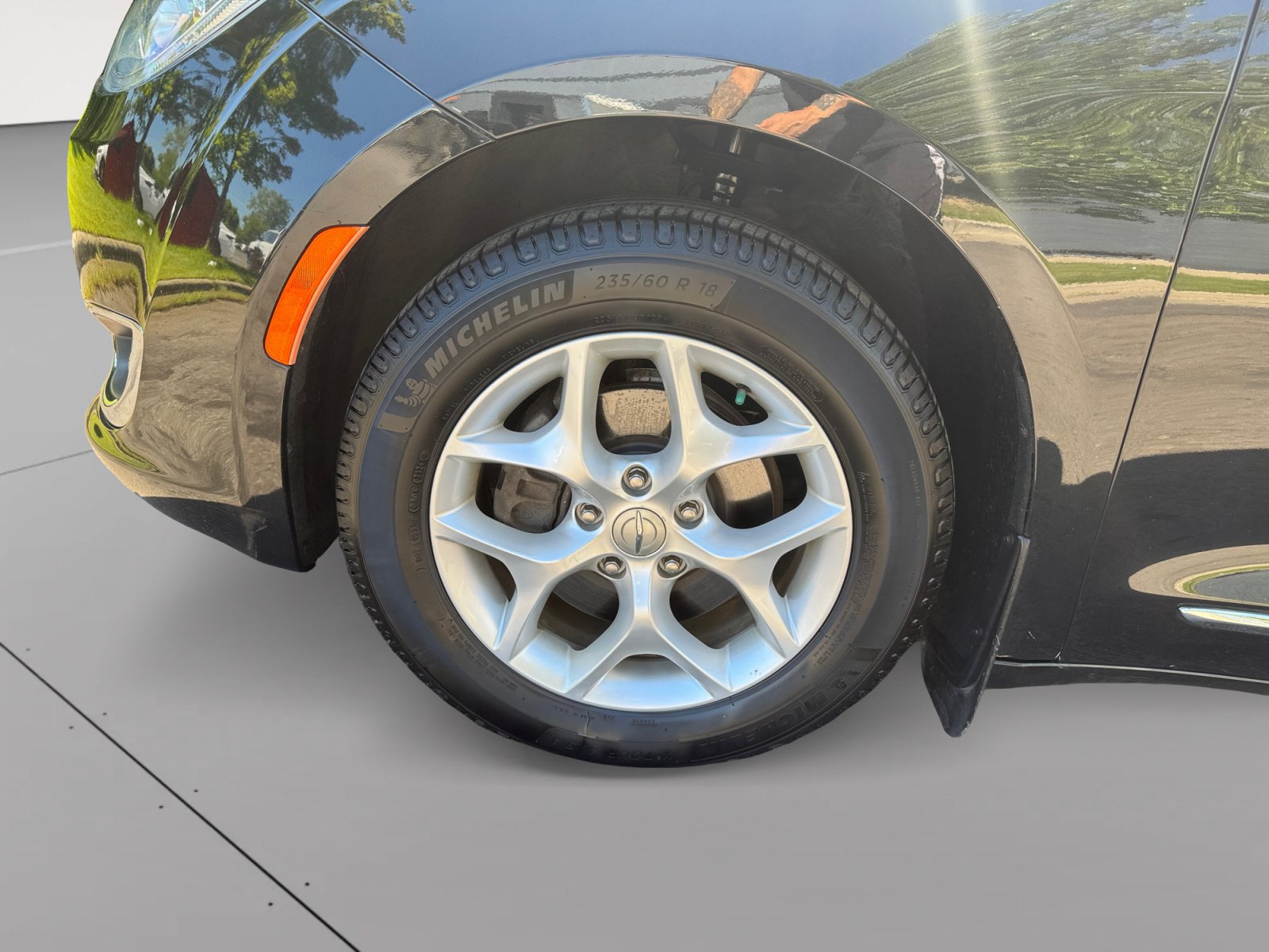 Used 2017 Chrysler Pacifica Touring-L Plus w/ Tire & Wheel Group FWD image 15