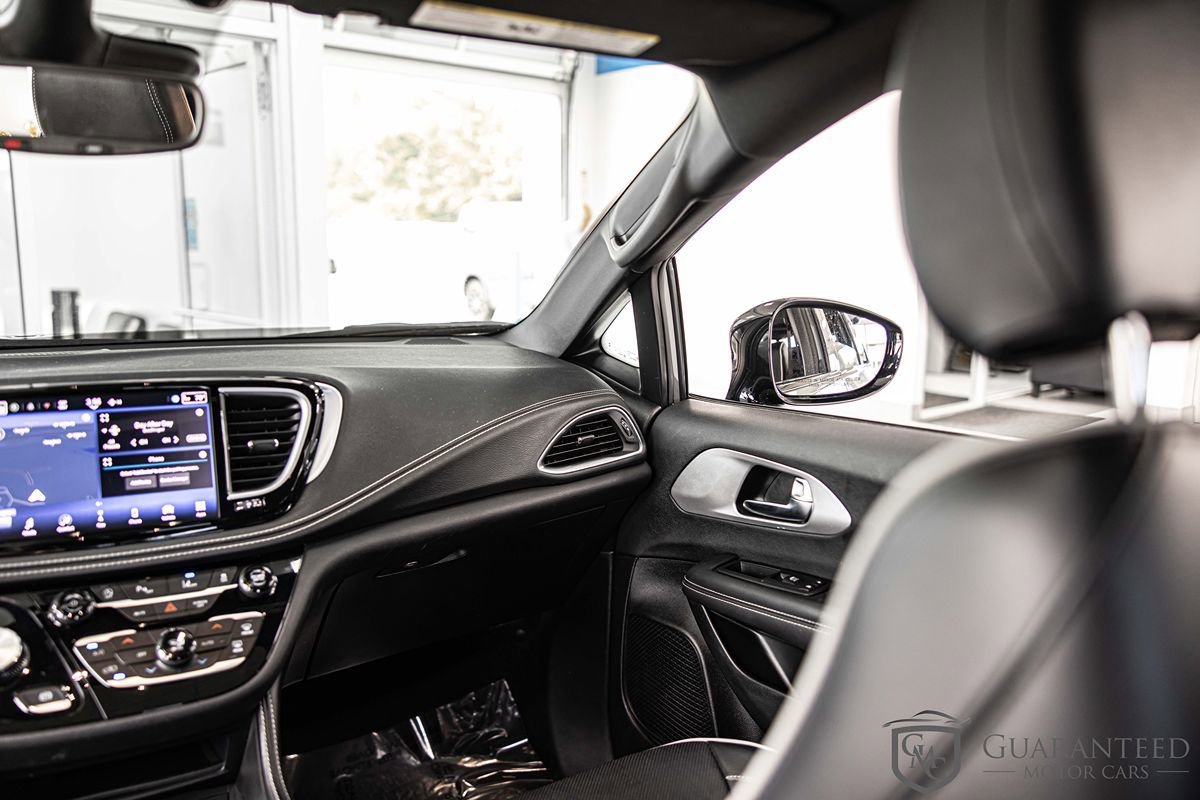 Used 2025 Chrysler Pacifica Limited FWD image 39