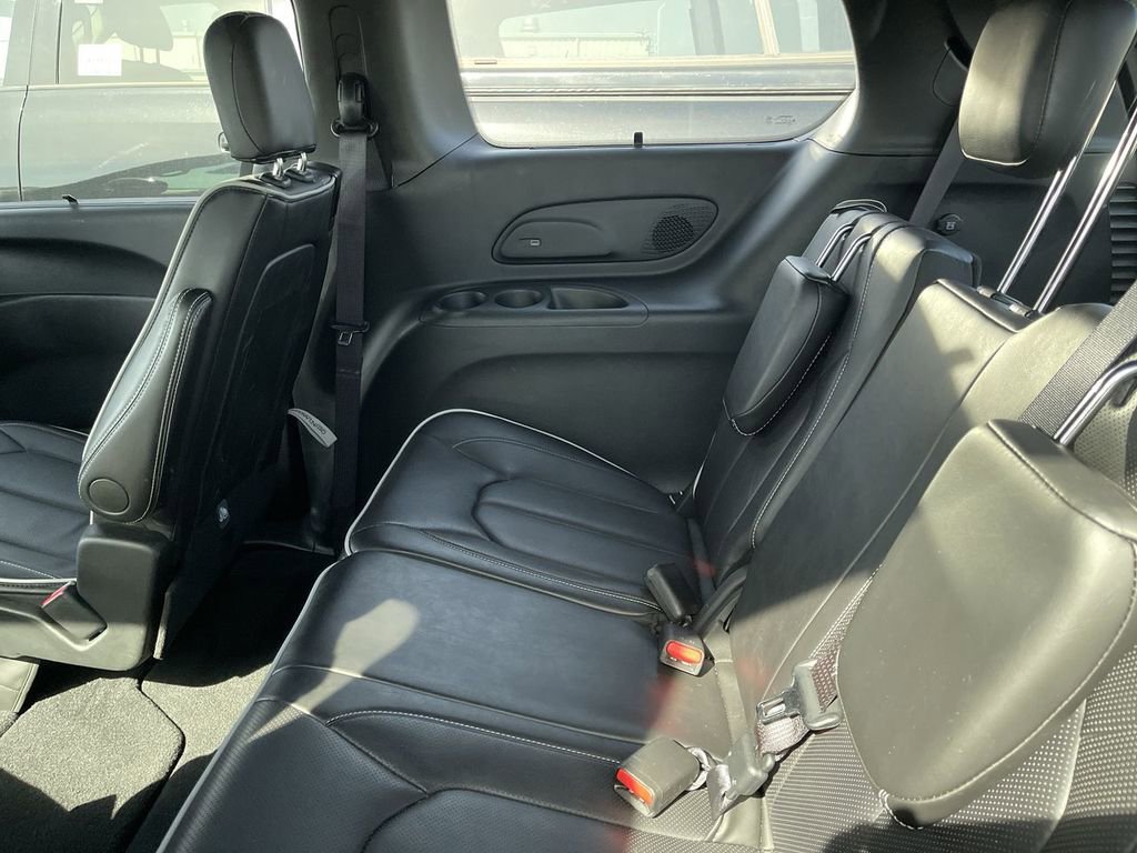 Used 2025 Chrysler Pacifica Limited FWD image 6