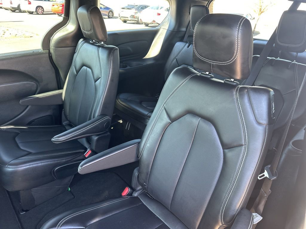 Used 2025 Chrysler Pacifica Select image 19