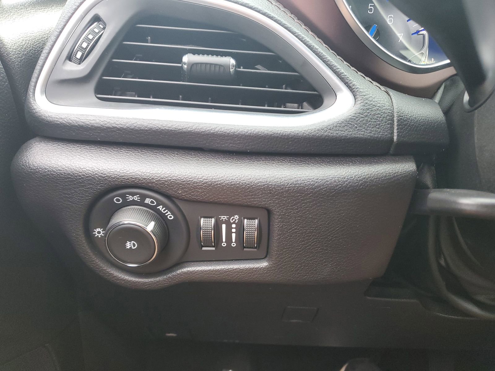 Used 2020 Chrysler Pacifica Limited FWD image 19
