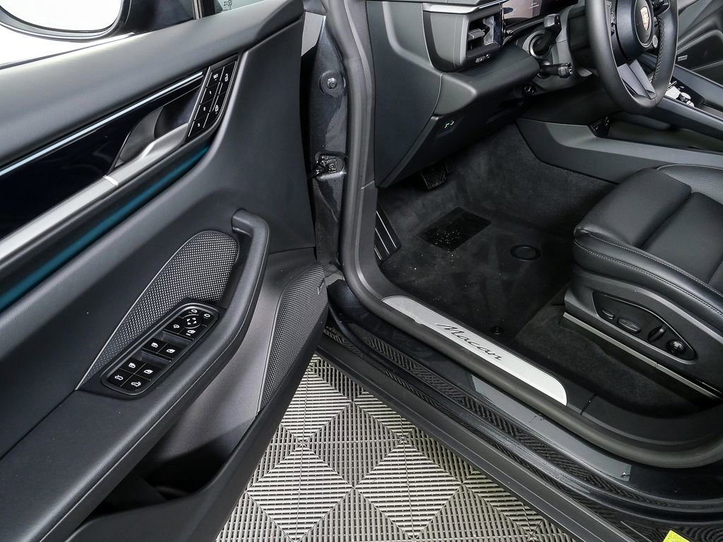 Certified 2025 Porsche Macan Electric image 8