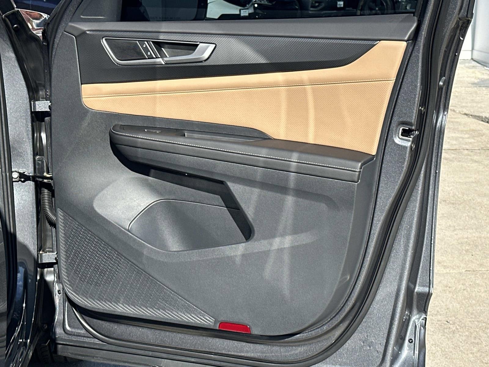 Certified 2025 Volkswagen Atlas Cross Sport SEL R-Line image 9