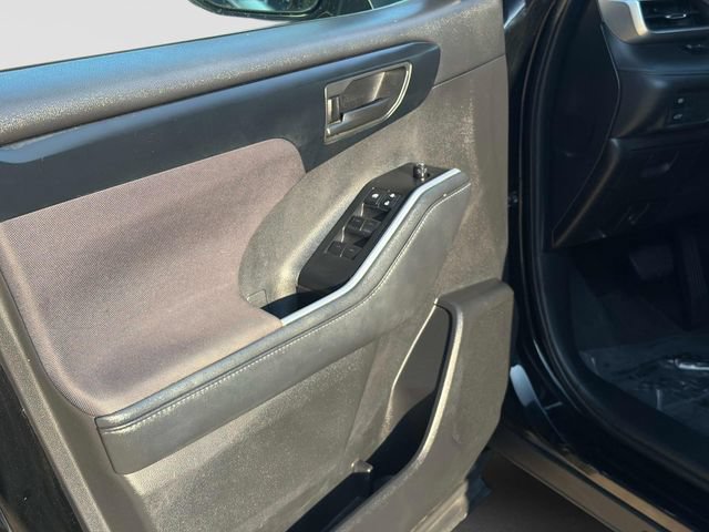 Used 2020 Toyota Highlander LE AWD/4WD image 21
