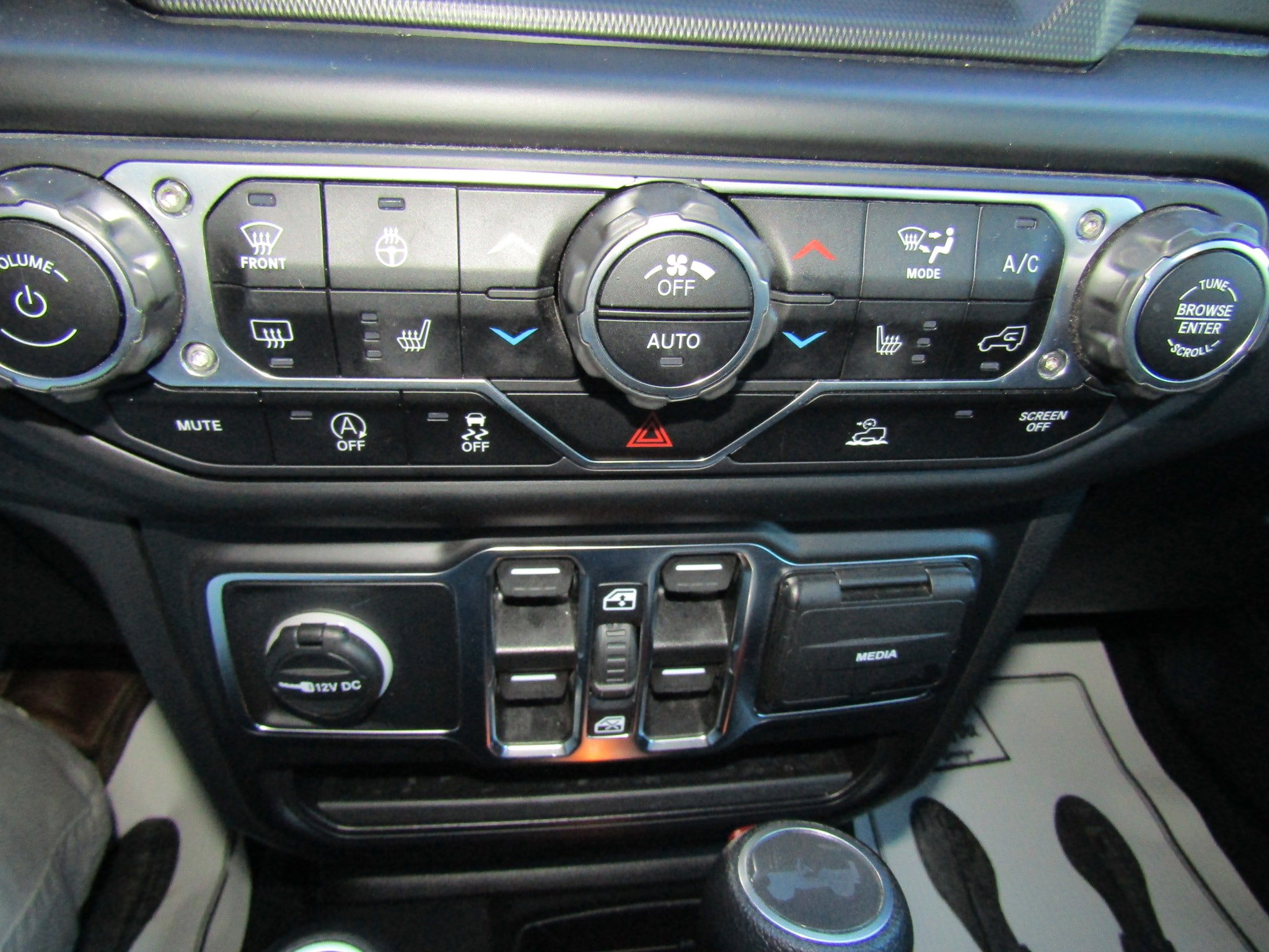 Used 2022 Jeep Wrangler Unlimited Sahara w/ Cold Weather Group AWD/4WD image 28