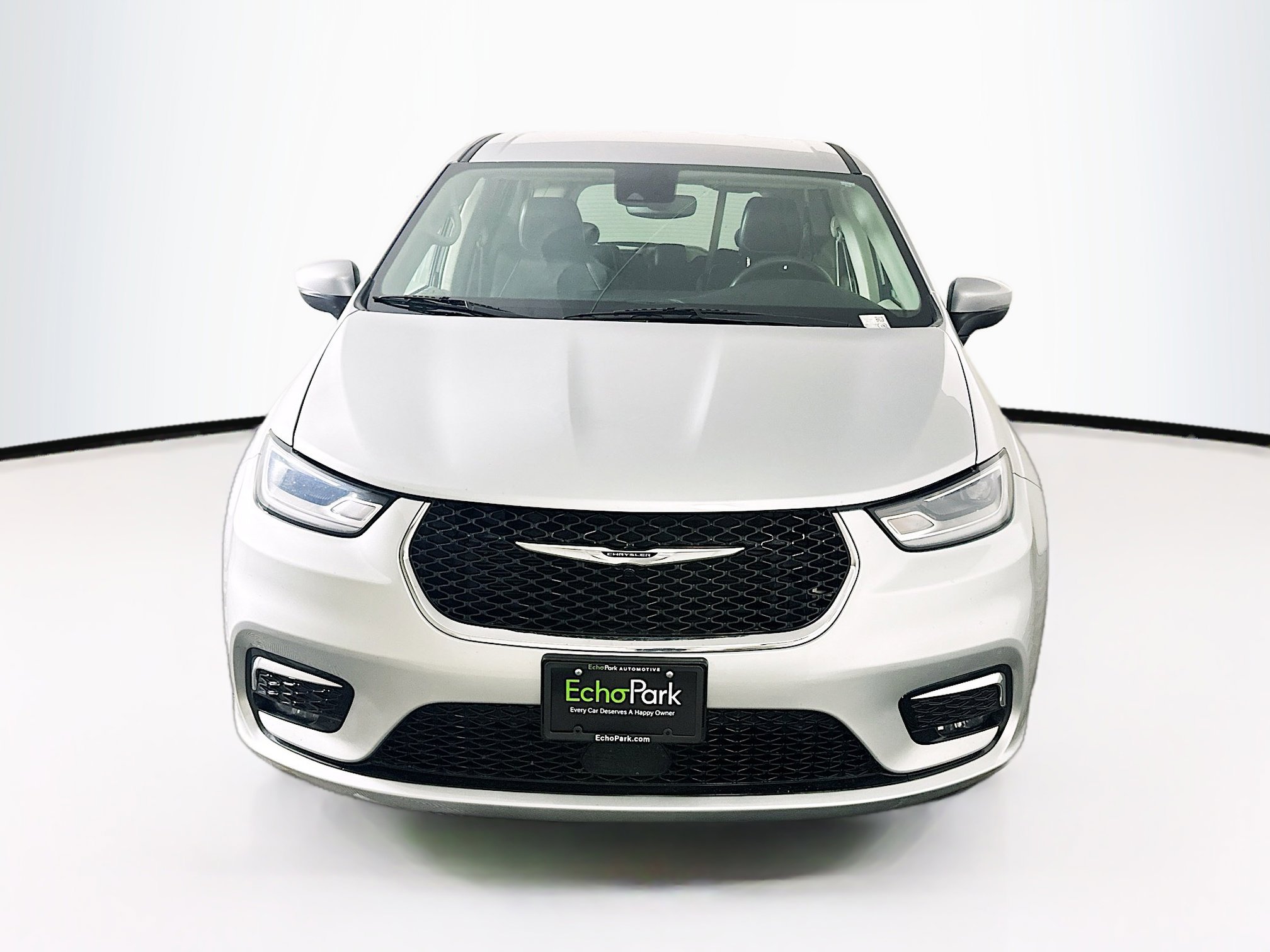 Used 2023 Chrysler Pacifica Touring-L image 2