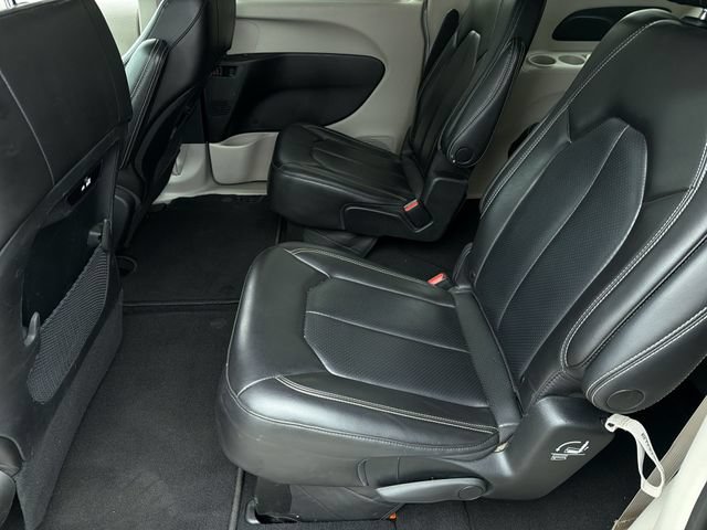 Used 2023 Chrysler Pacifica Touring-L FWD image 18
