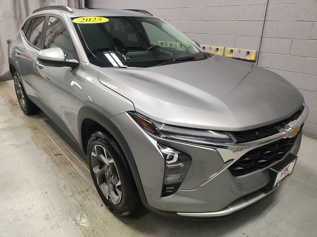 Used 2025 Chevrolet Trax LT w/ Sunroof Package image 5