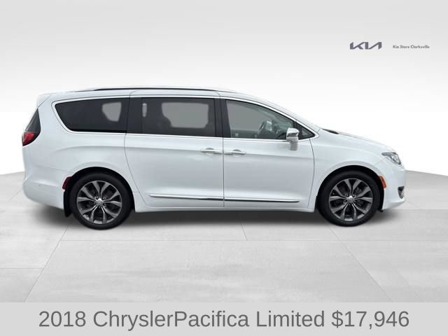Used 2018 Chrysler Pacifica Limited w/ Tire & Wheel Group FWD image 9