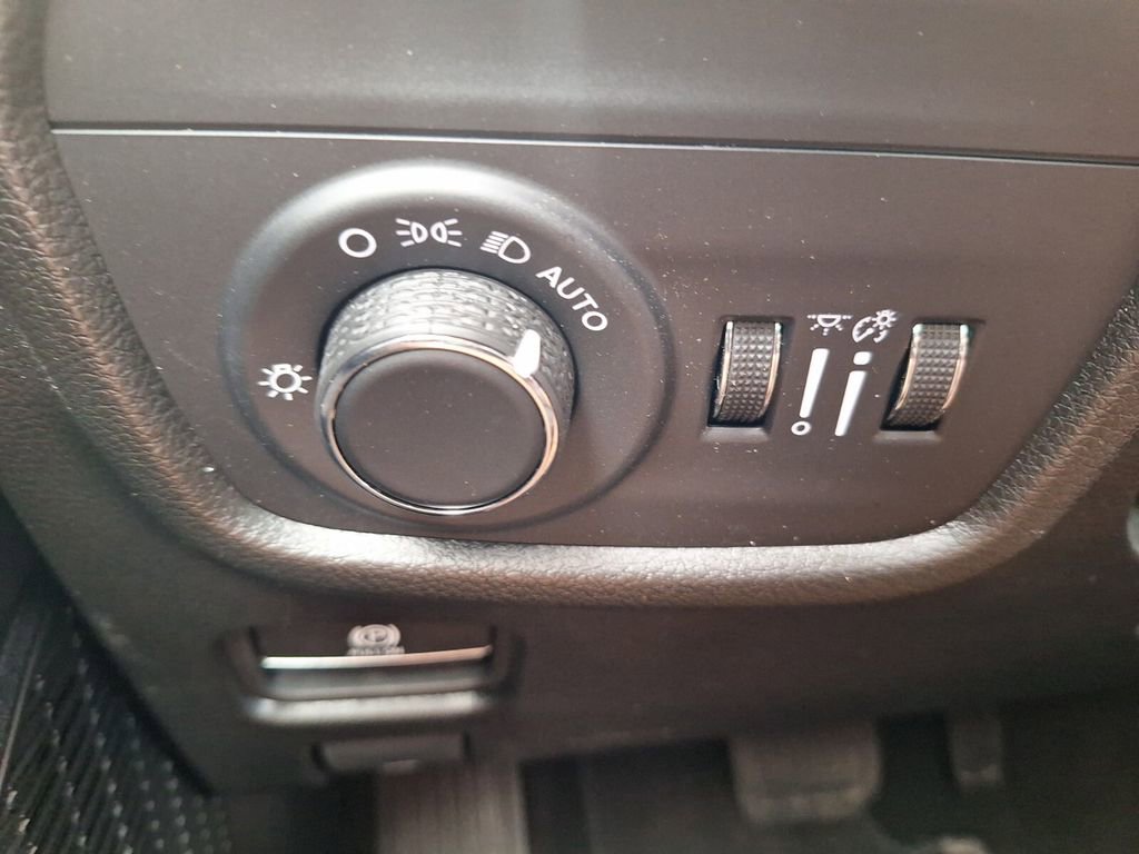 Used 2025 Jeep Grand Cherokee L Laredo image 12
