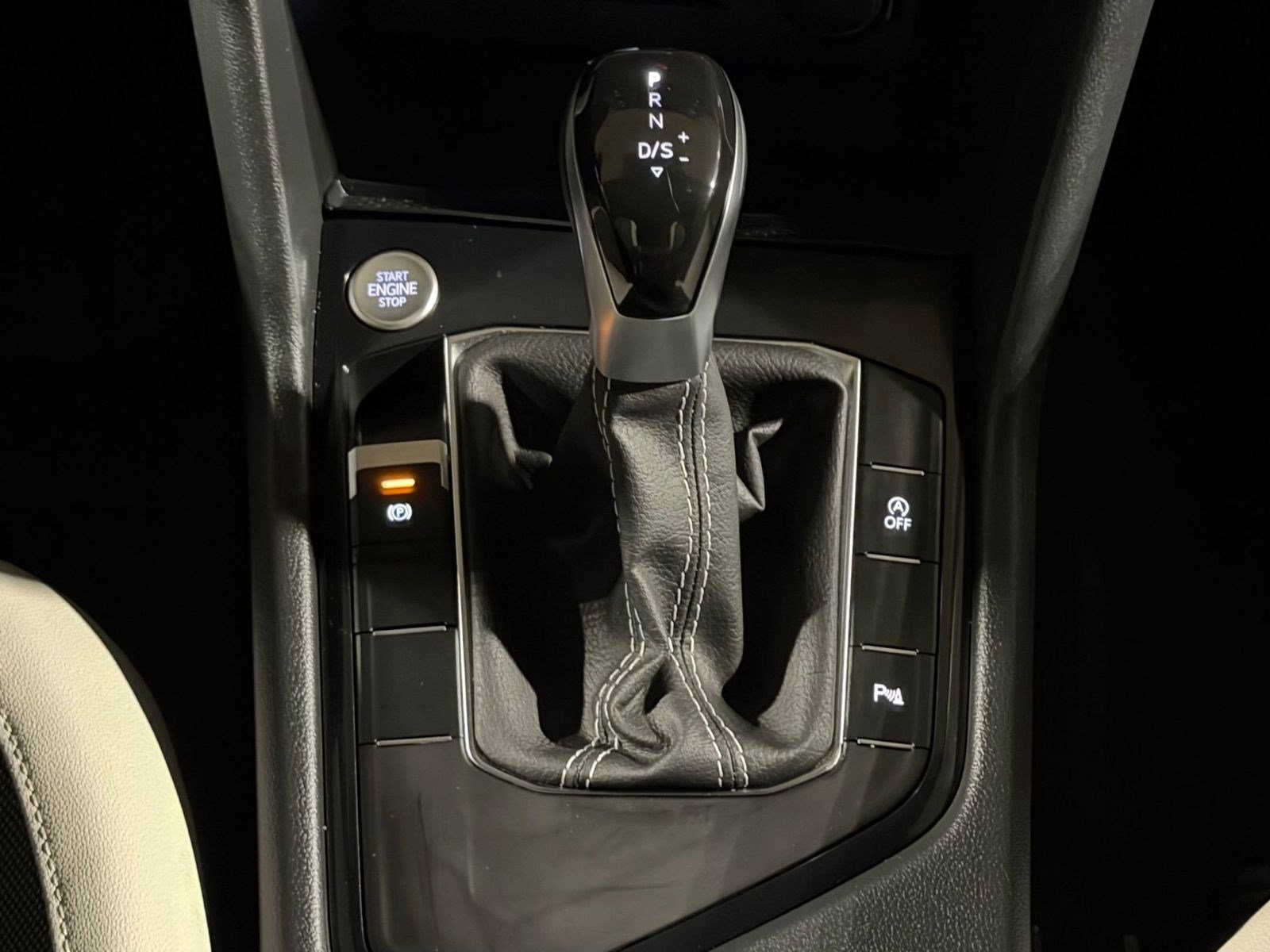 Used 2025 Volkswagen Taos SE FWD image 16