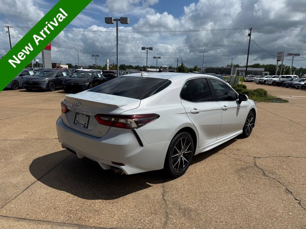 Used 2023 Toyota Camry SE FWD image 5
