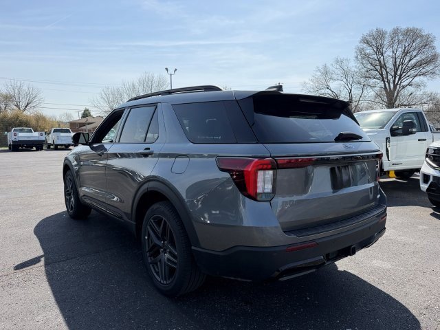Used 2025 Ford Explorer ST-Line w/ ST-Line Street Pack AWD/4WD image 4