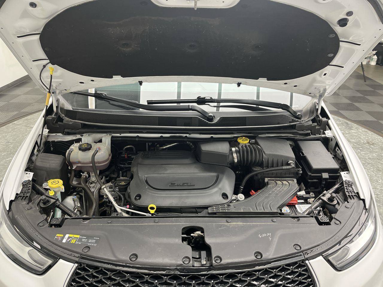 Used 2024 Chrysler Pacifica Touring-L FWD image 27