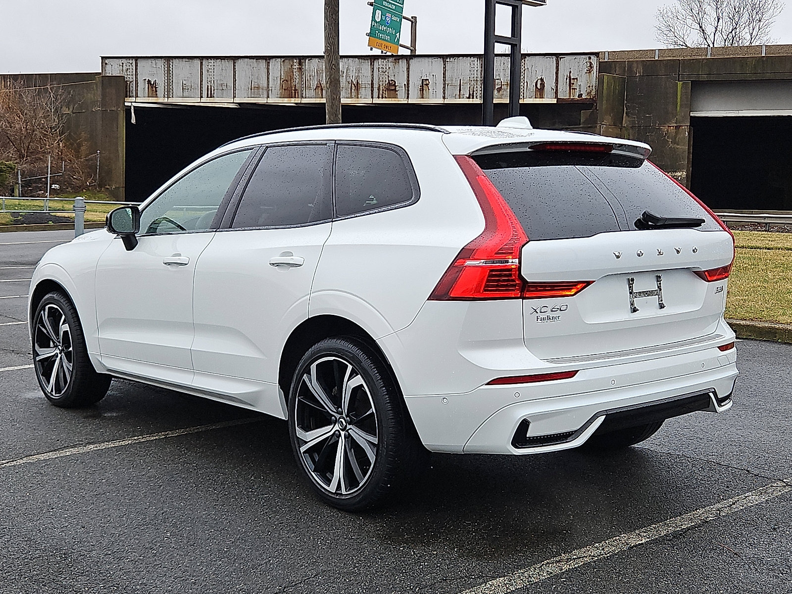 Certified 2024 Volvo XC60 B5 Ultimate w/ Climate Package image 4