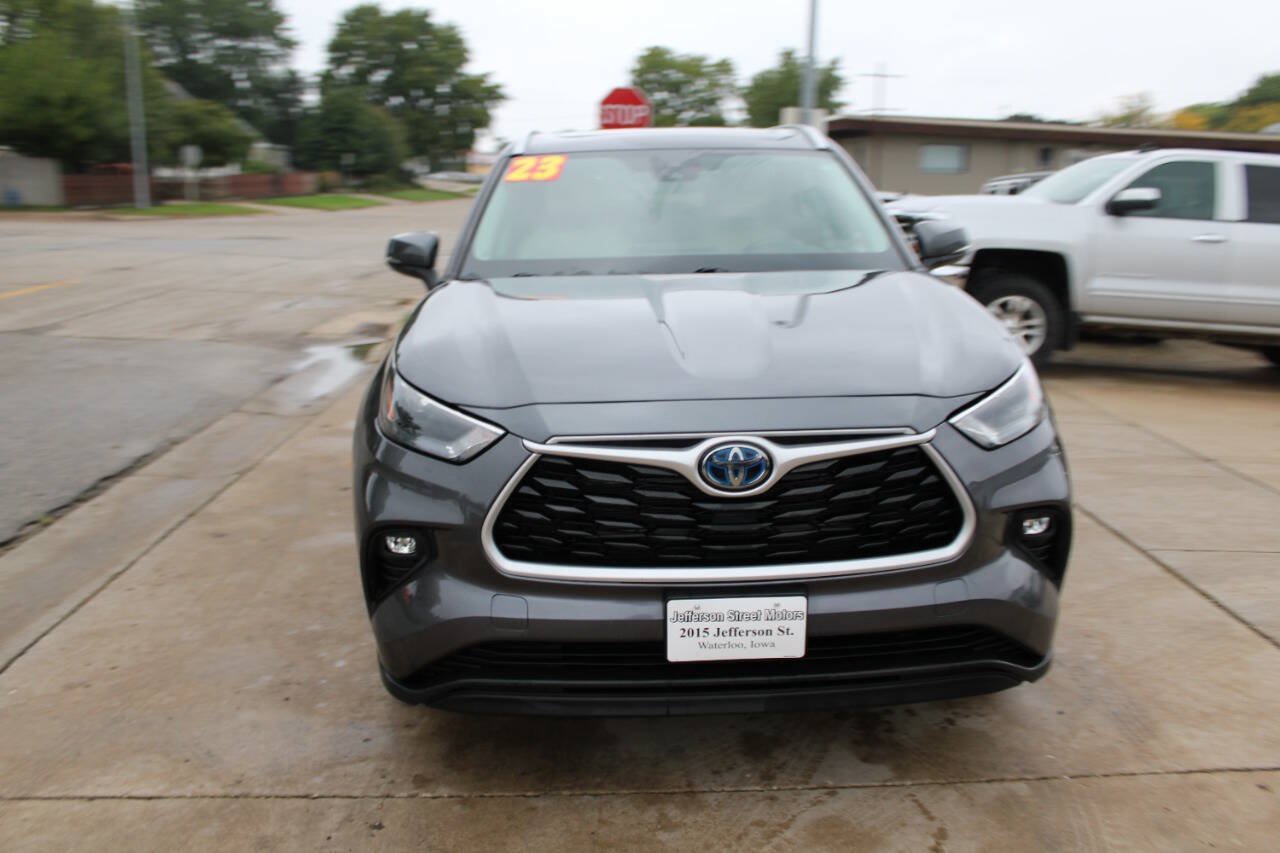 Used 2023 Toyota Highlander XLE AWD/4WD image 3
