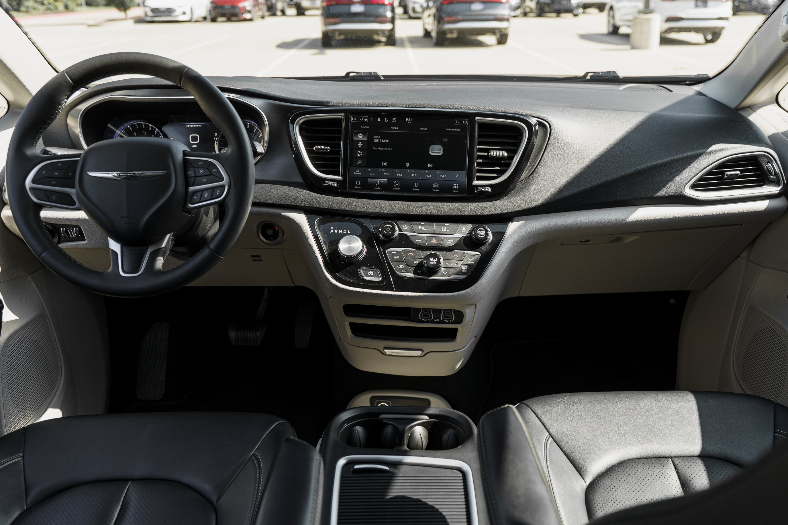 Used 2024 Chrysler Pacifica Touring-L FWD image 8