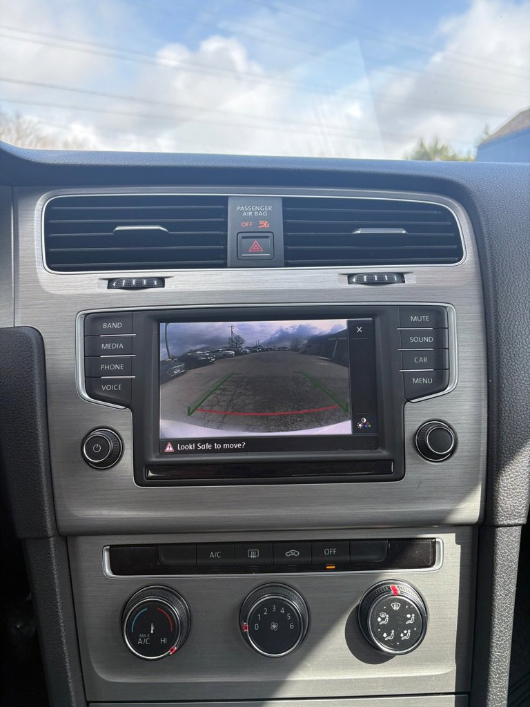 Used 2016 Volkswagen Golf S image 21