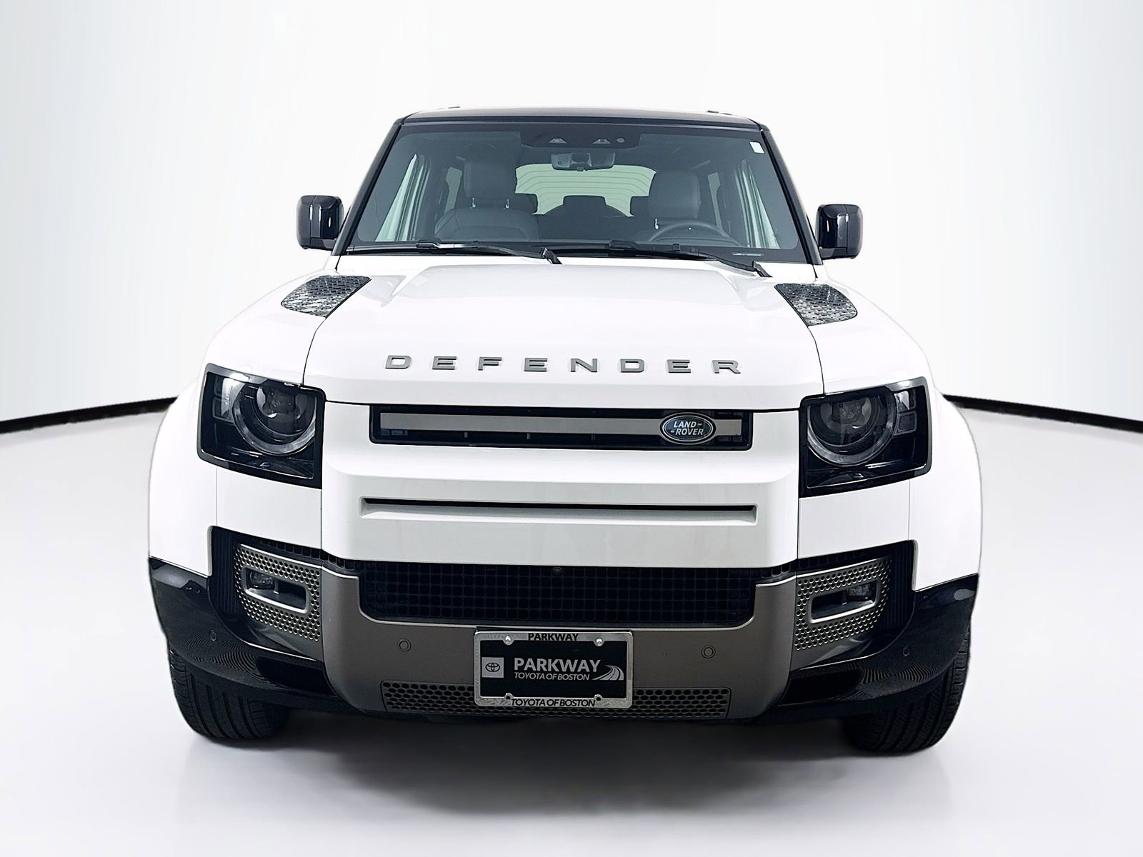 Used 2025 Land Rover Defender 90 X-Dynamic SE AWD/4WD image 2
