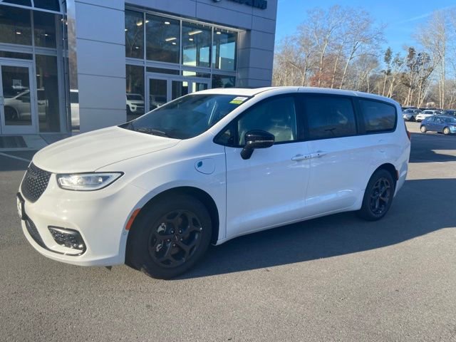 Used 2023 Chrysler Pacifica Limited w/ S Appearance Package FWD image 2