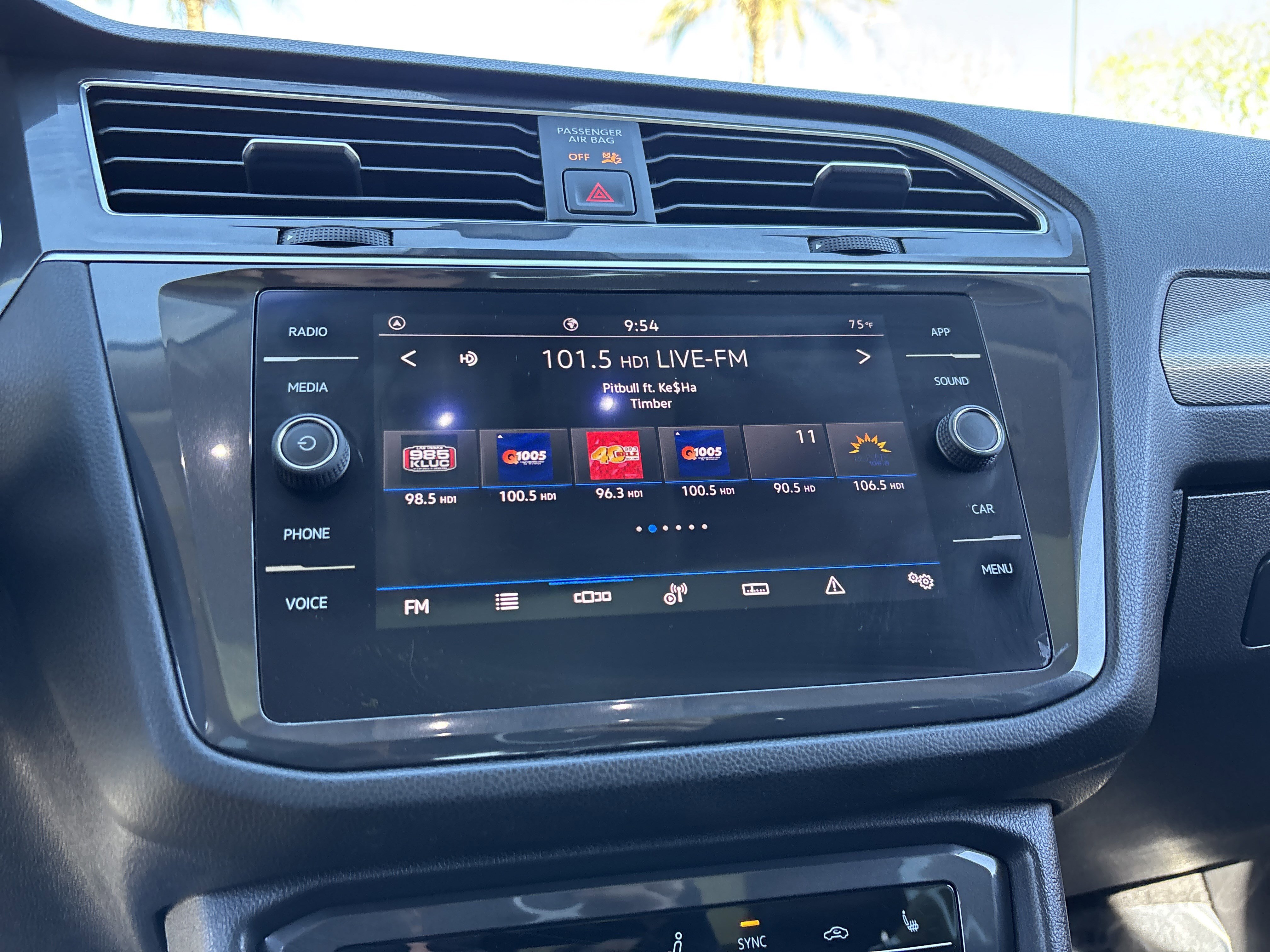 Used 2022 Volkswagen Tiguan SE w/ Panoramic Sunroof Package image 22