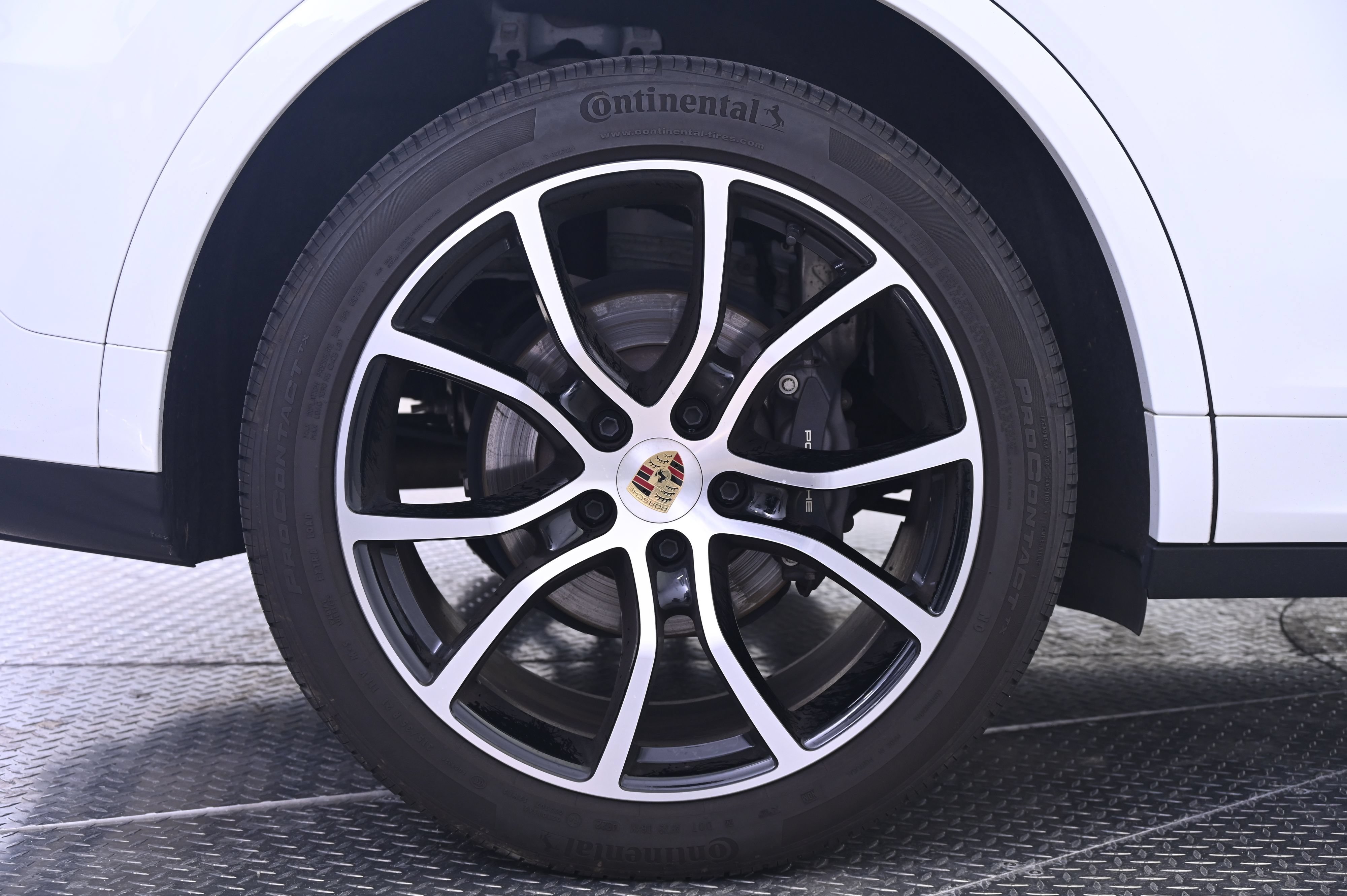 Certified 2023 Porsche Cayenne AWD/4WD image 13