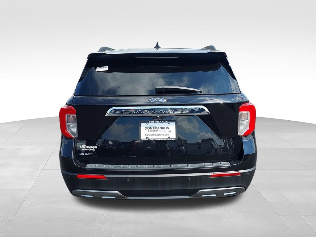 Used 2024 Ford Explorer XLT w/ Equipment Group 202A RWD image 4