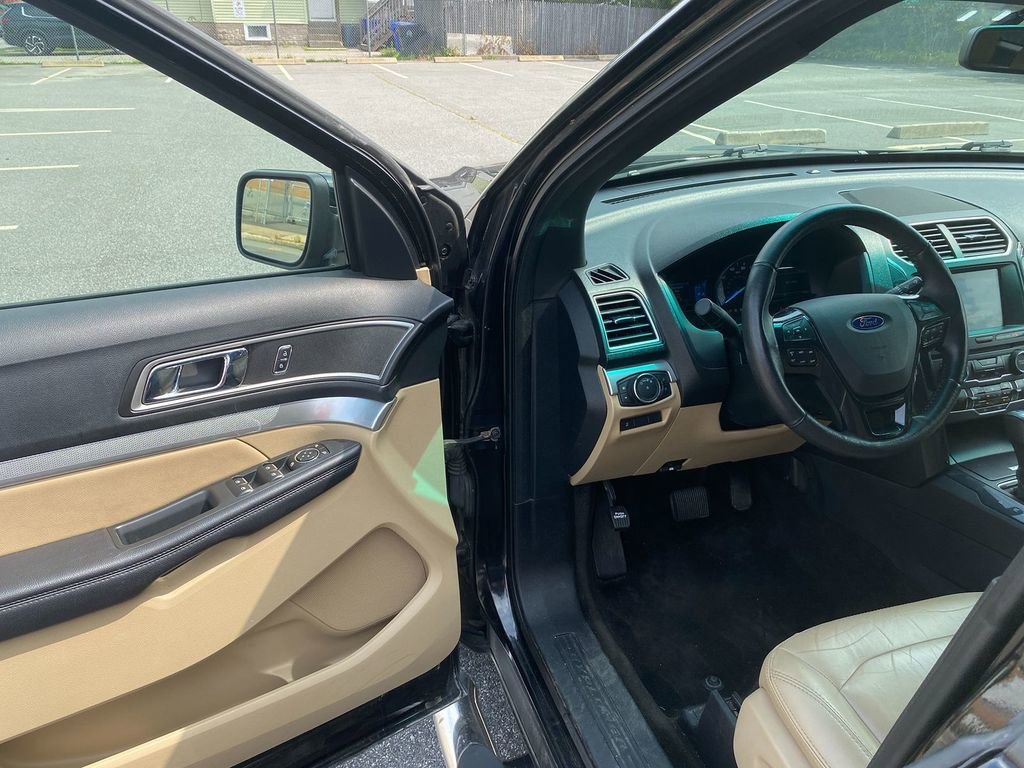 Used 2017 Ford Explorer XLT w/ Equipment Group 202A image 10