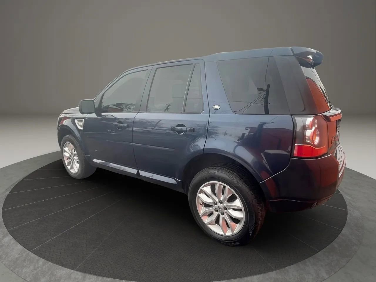Used 2013 Land Rover LR2 HSE image 4