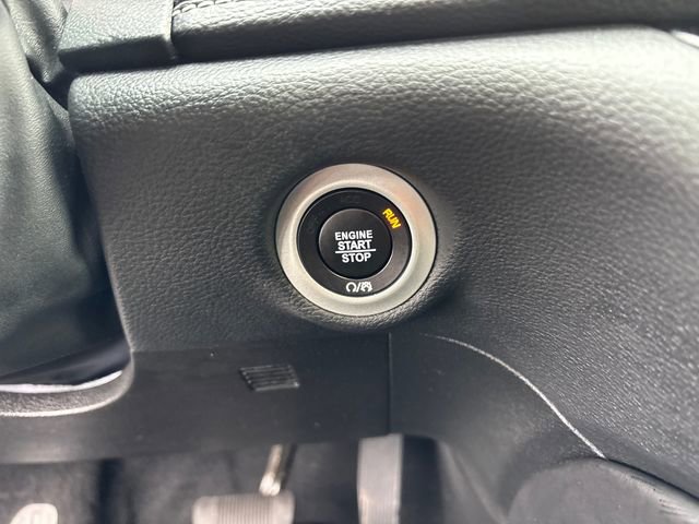 Used 2025 Chrysler Pacifica Limited FWD image 16