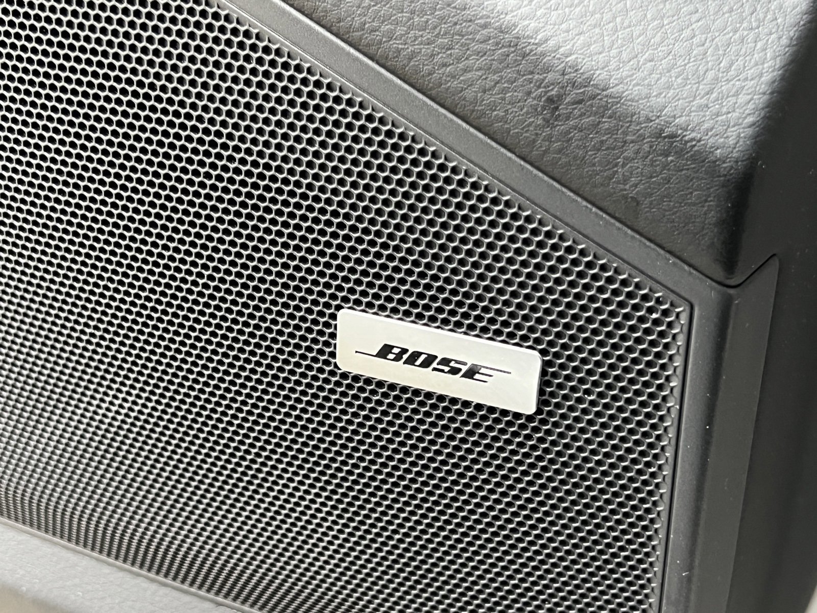 Certified 2022 Porsche Cayenne Platinum Edition image 32