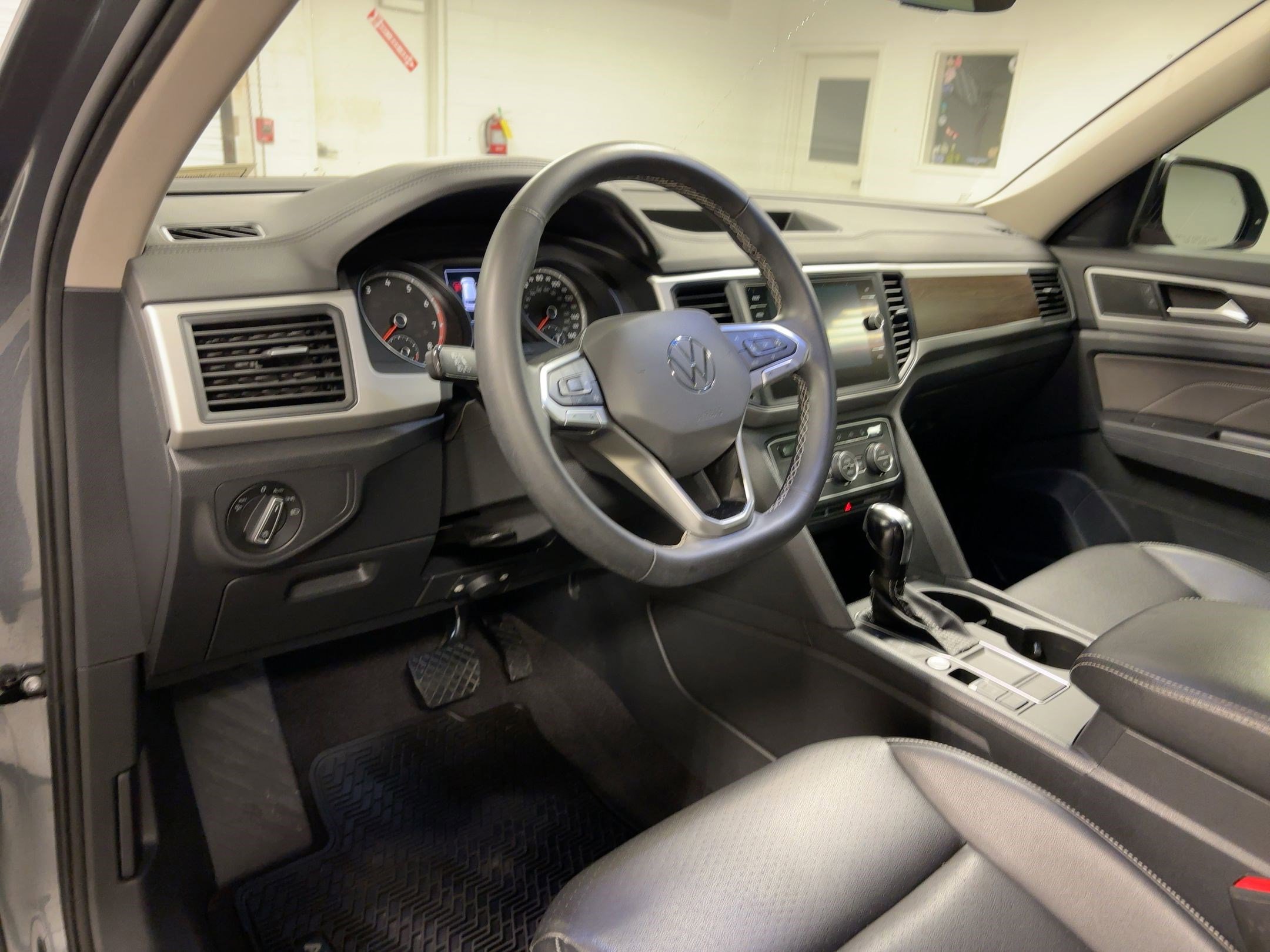 Used 2021 Volkswagen Atlas SE image 3