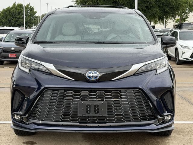 Used 2024 Toyota Sienna XSE FWD image 8