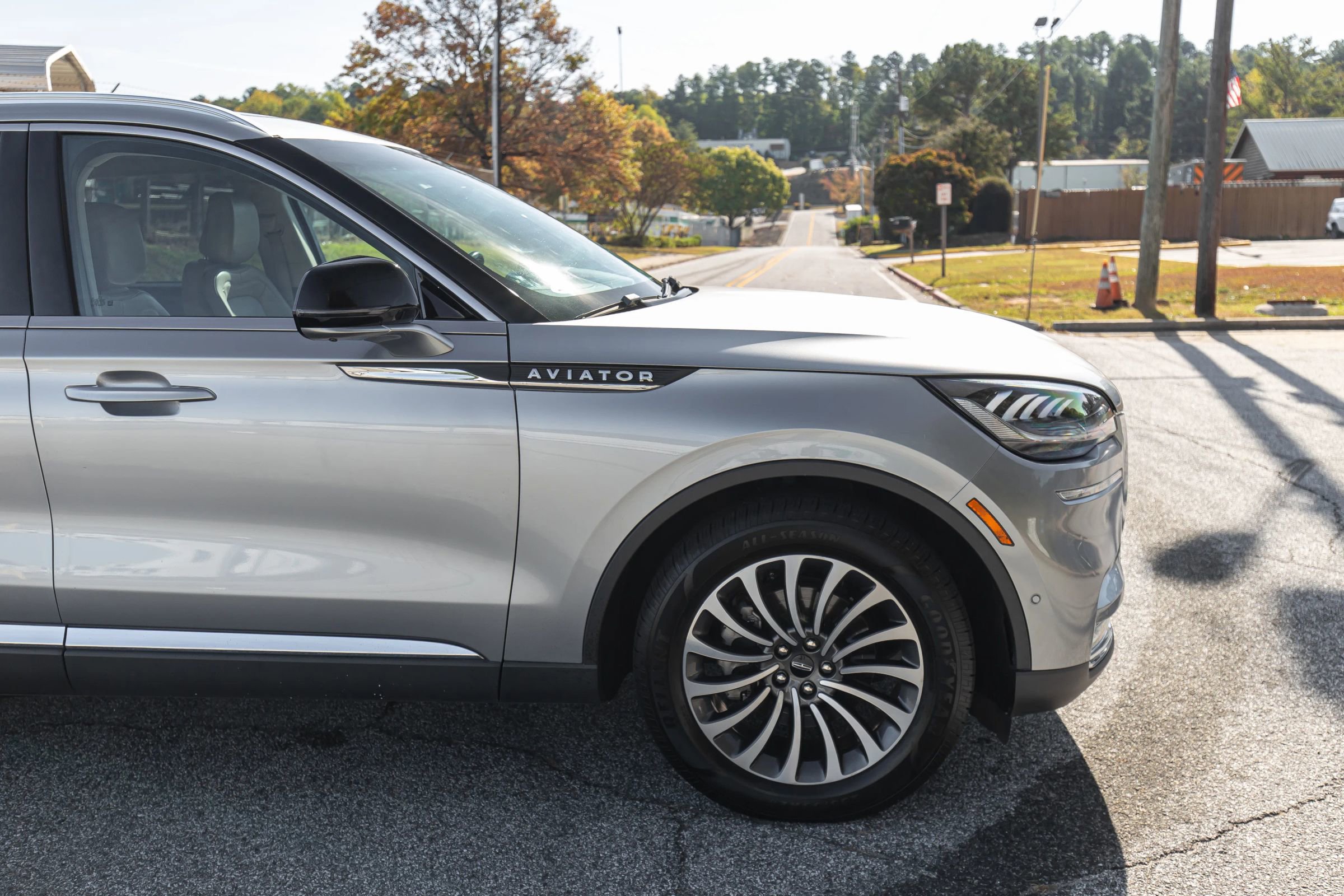 Used 2020 Lincoln Aviator Reserve w/ Equipment Group 201A image 9