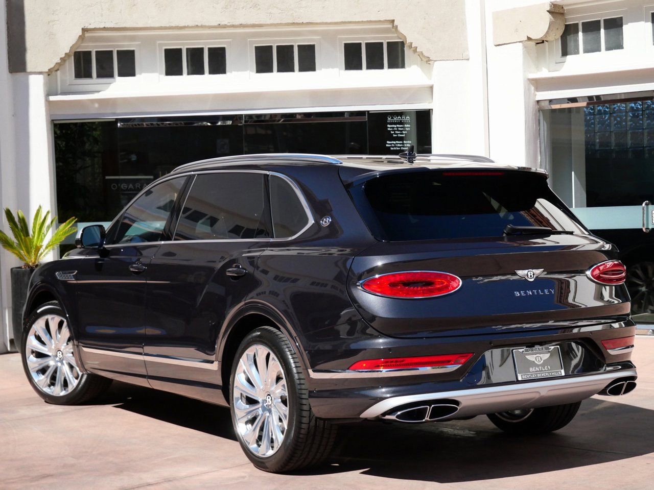 Used 2025 Bentley Bentayga Extended Wheelbase image 3