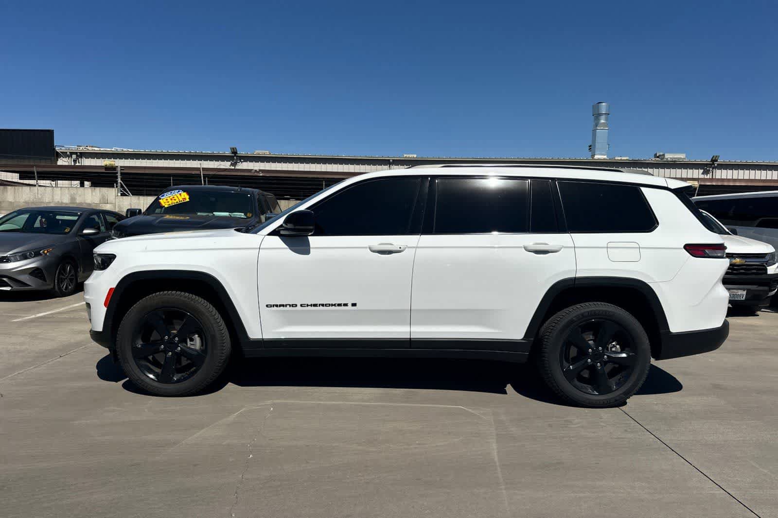Used 2022 Jeep Grand Cherokee L Laredo RWD image 6