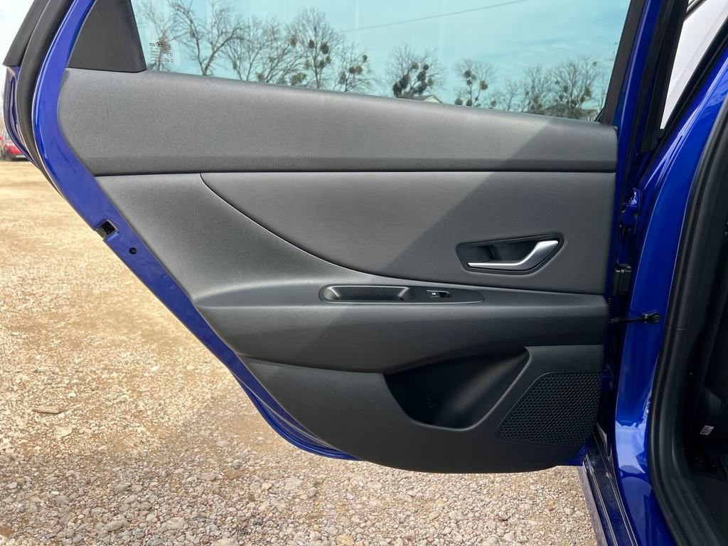 Used 2025 Hyundai Elantra SEL w/ Cargo Package image 12