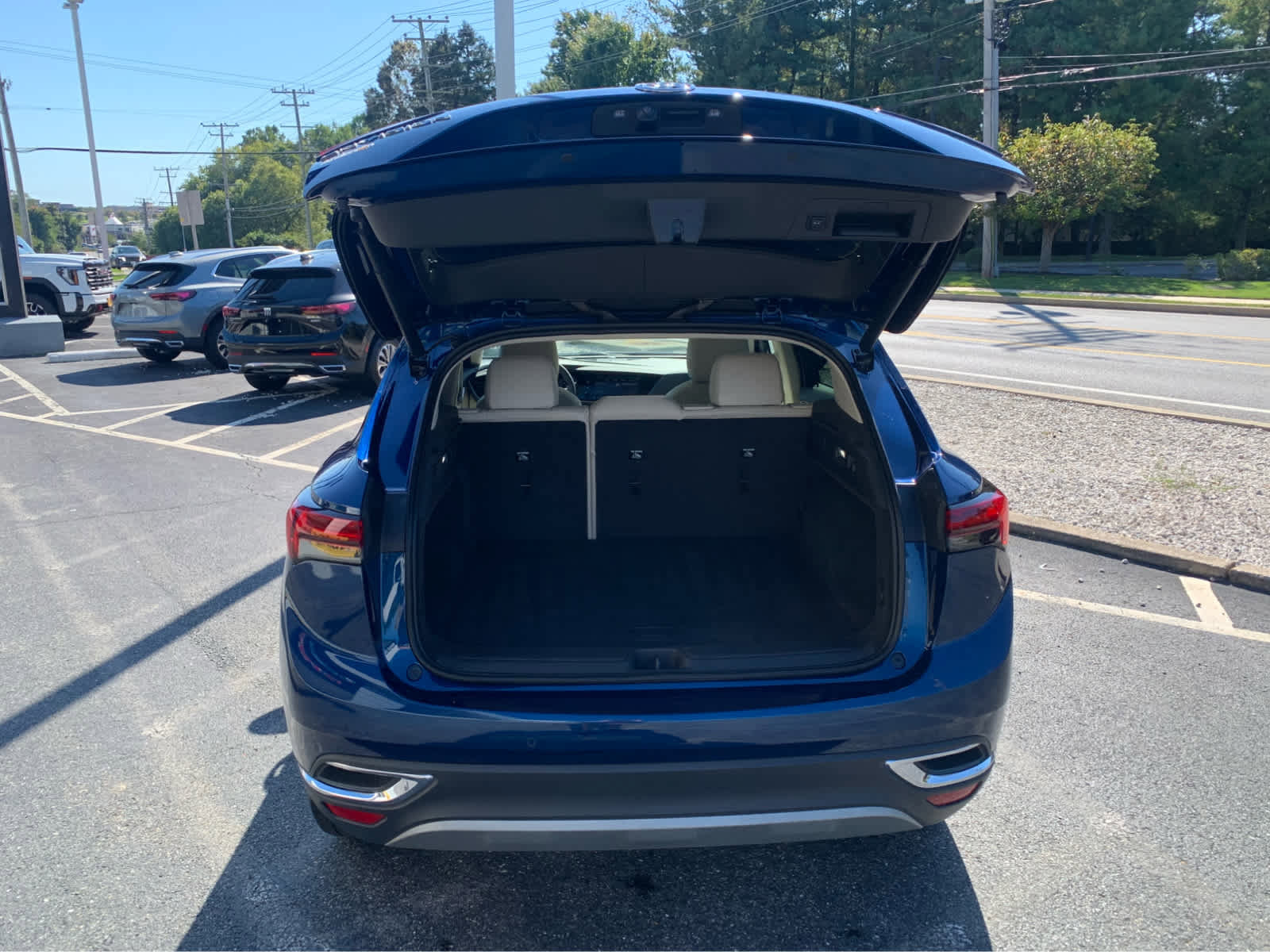 Used 2022 Buick Envision Essence w/ Safety Package image 4