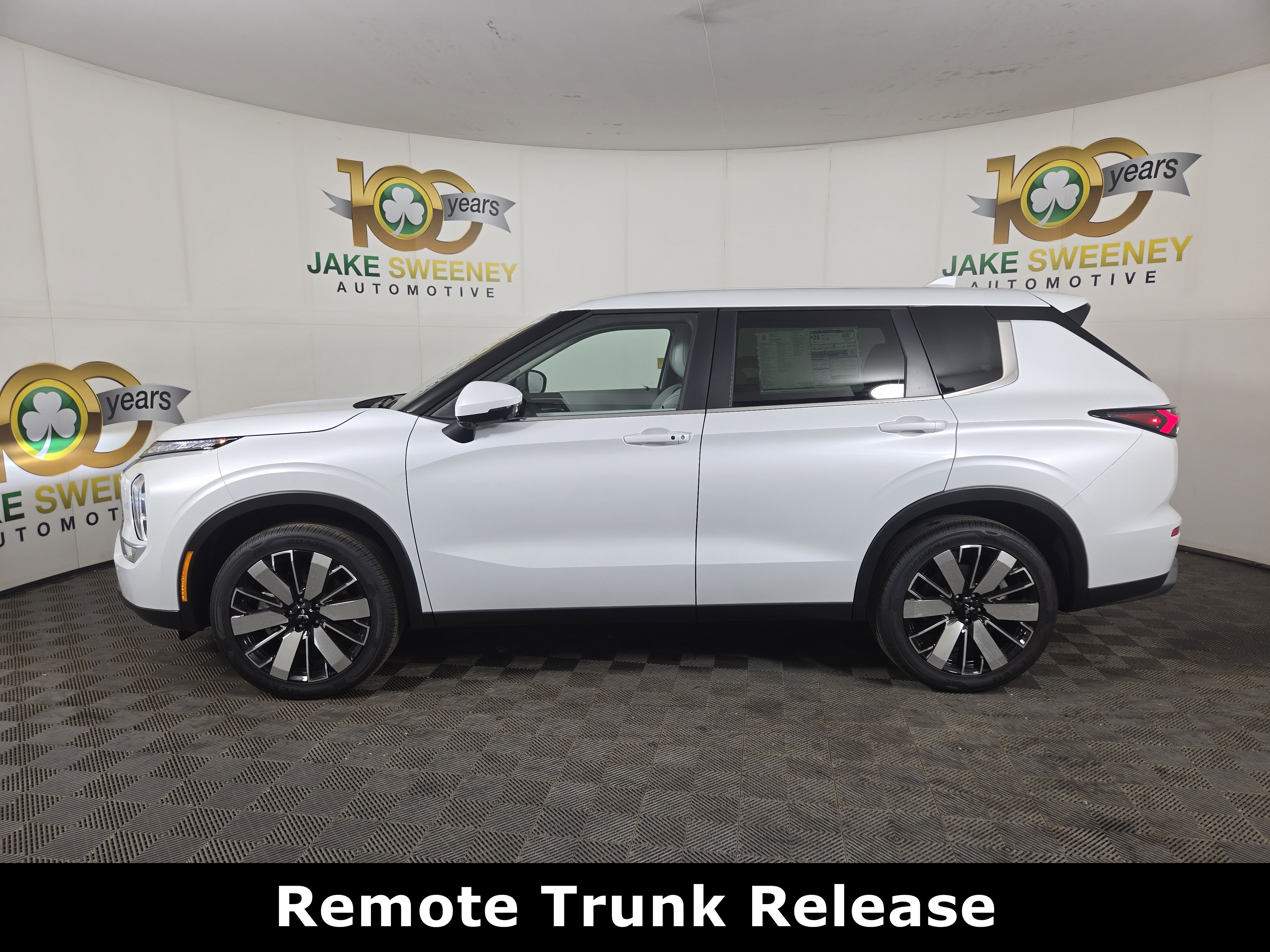 New 2025 Mitsubishi Outlander SE image 4