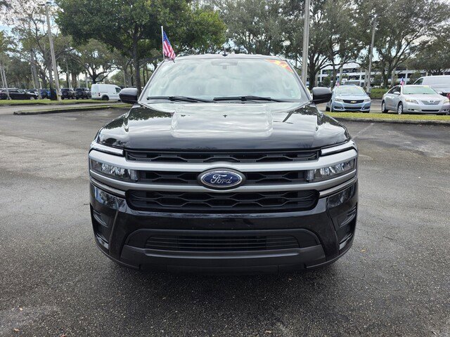 Used 2024 Ford Expedition Max XLT image 2