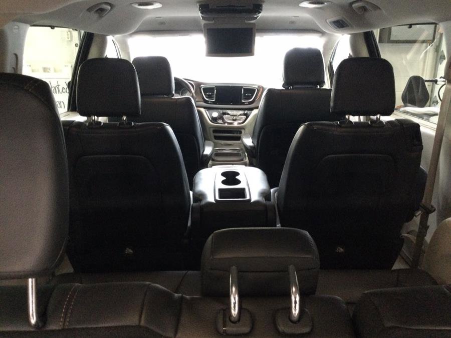 Used 2019 Chrysler Pacifica Touring-L image 25