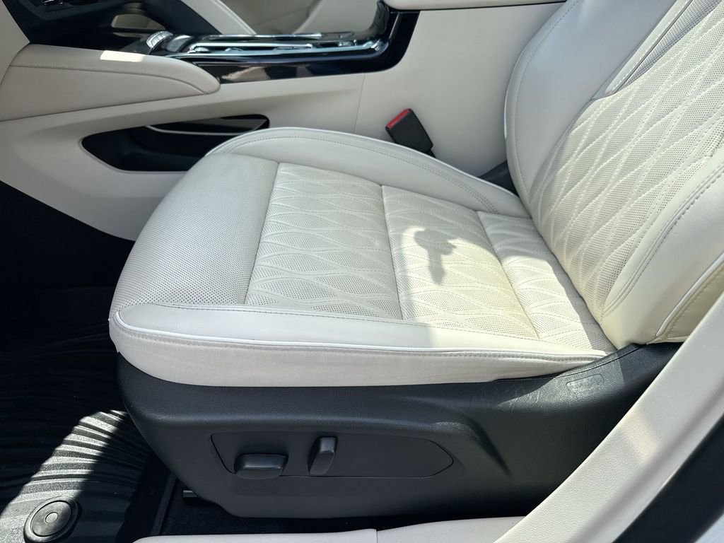 Used 2022 Buick Envision Avenir w/ Technology Package II image 11