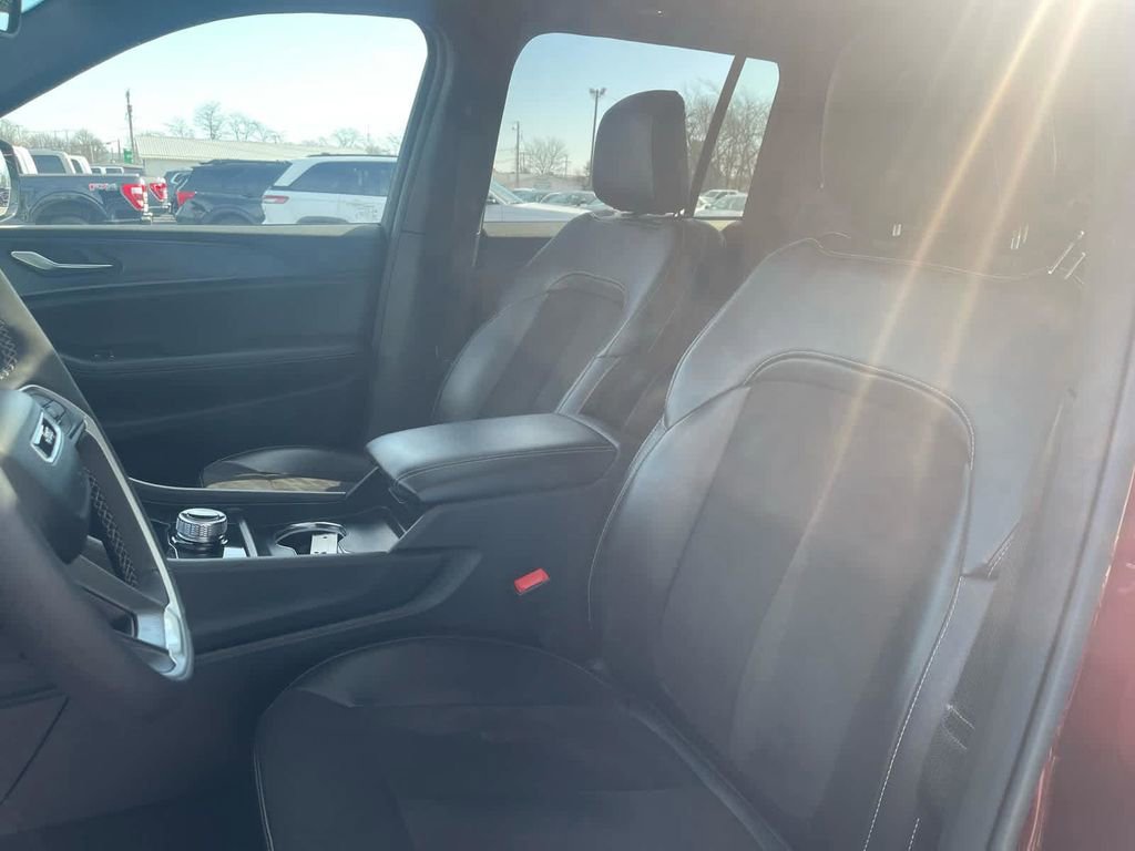 Used 2024 Jeep Grand Cherokee Altitude image 22