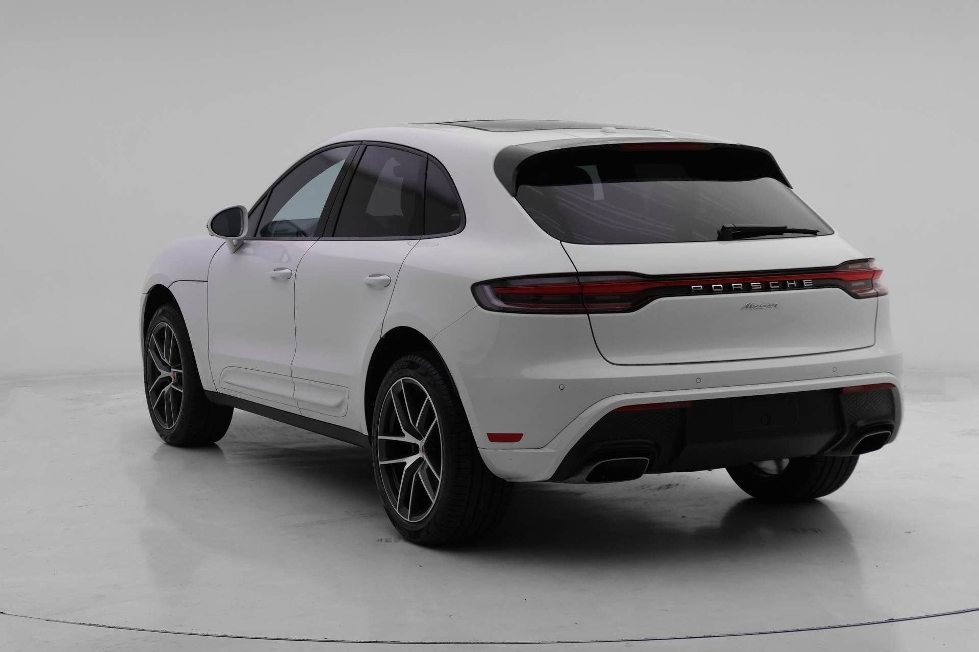Used 2025 Porsche Macan AWD/4WD image 3