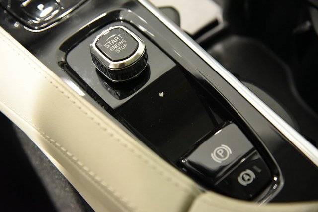 Used 2023 Volvo XC90 T8 Ultimate w/ Lounge Package image 17
