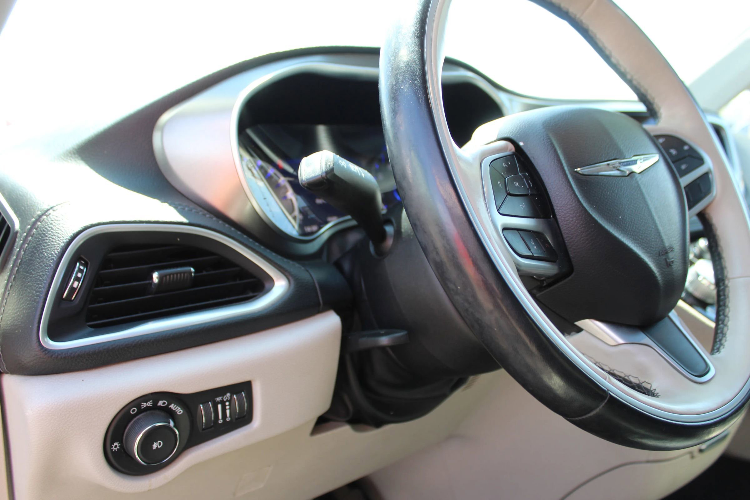 Used 2018 Chrysler Pacifica Limited FWD image 28