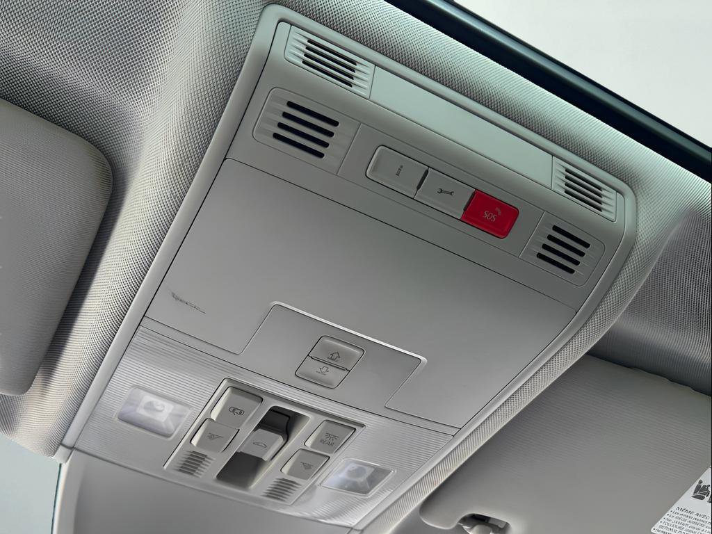 Used 2018 Volkswagen Tiguan SEL Premium image 39