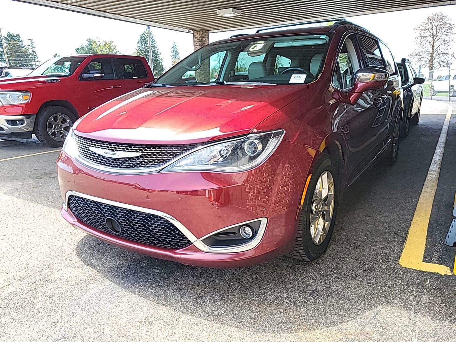 Used 2019 Chrysler Pacifica Limited w/ Uconnect Theatre Group FWD image 1